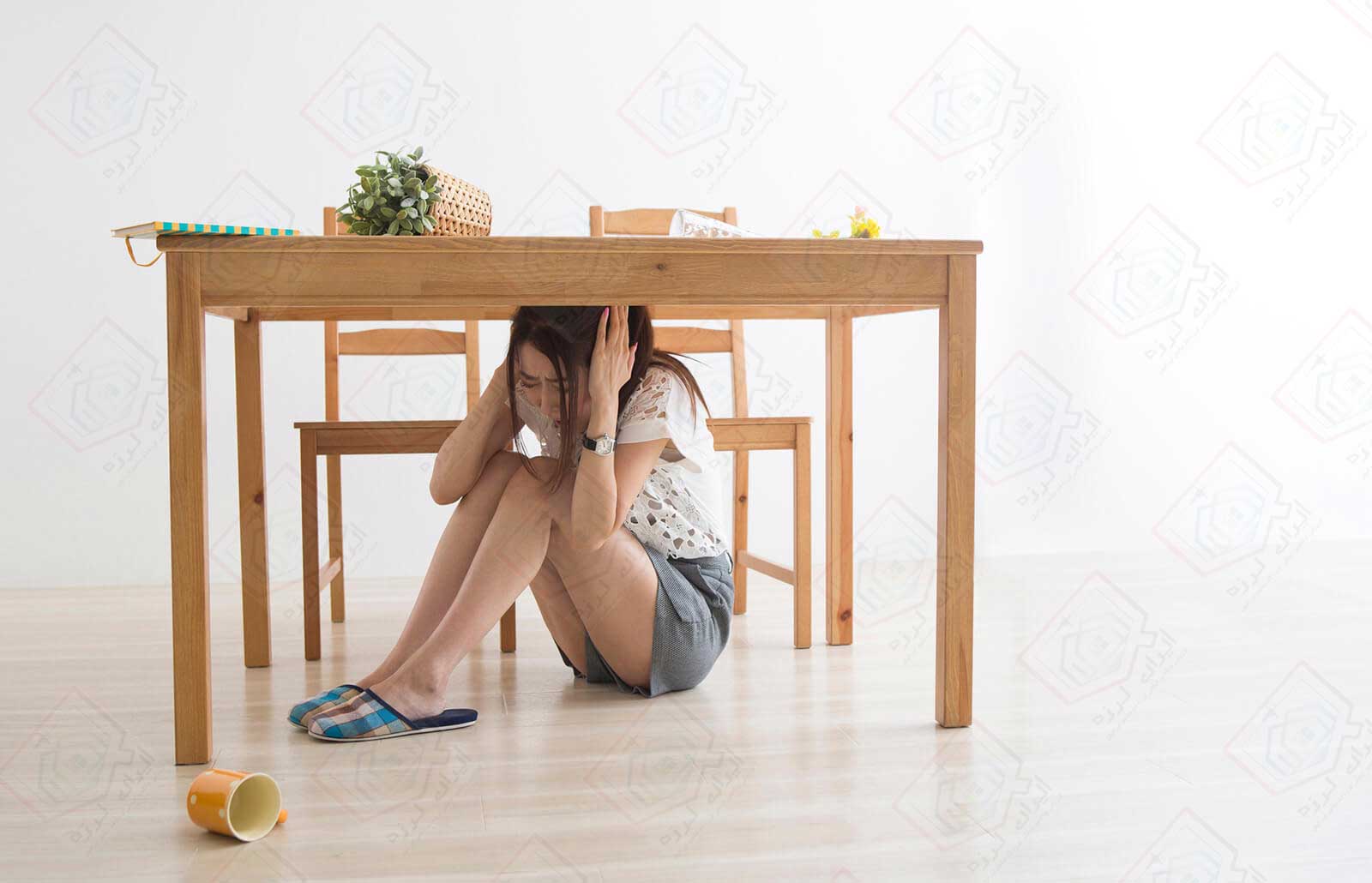 در هنگام زلزله زیر یک میز مقاوم پناه بگیرید